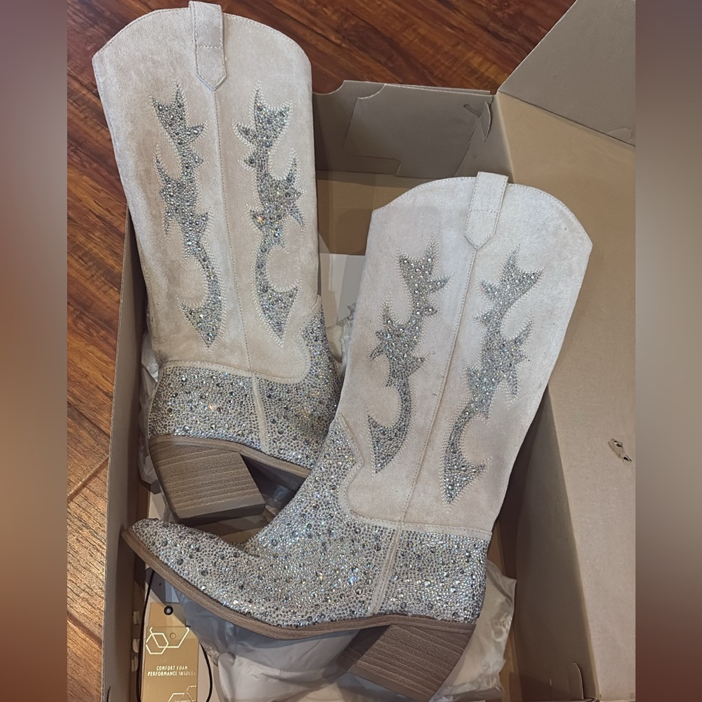 Rhinestone Cowboy Boats NWT